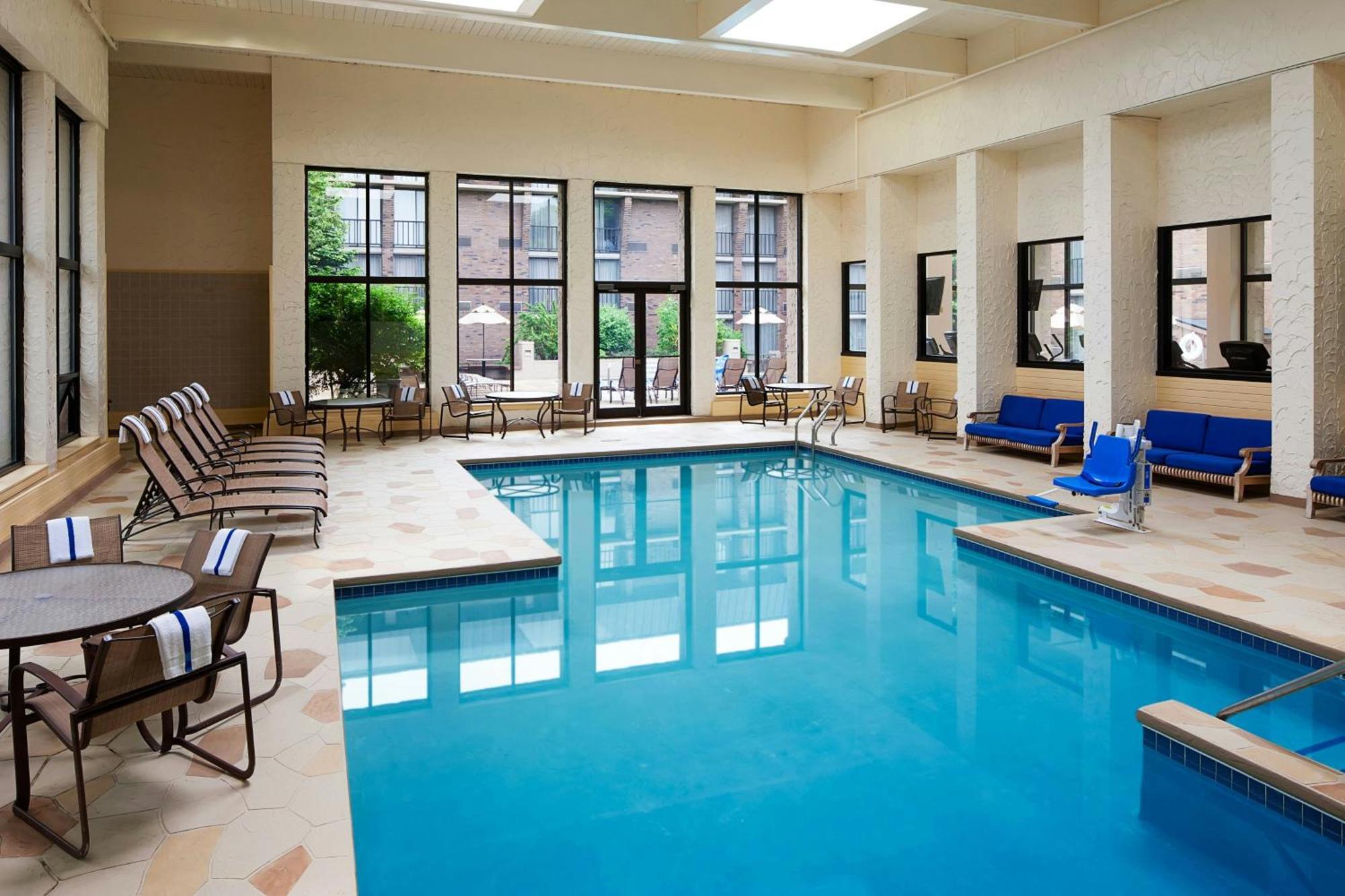 Sheraton Milwaukee Brookfield Exterior foto